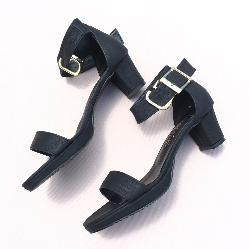 🌺 NEW Black Sandals Heels